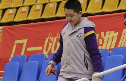 八一主帅王治郅现状：二婚妻子家庭背景强大，儿子坚持中国籍！
