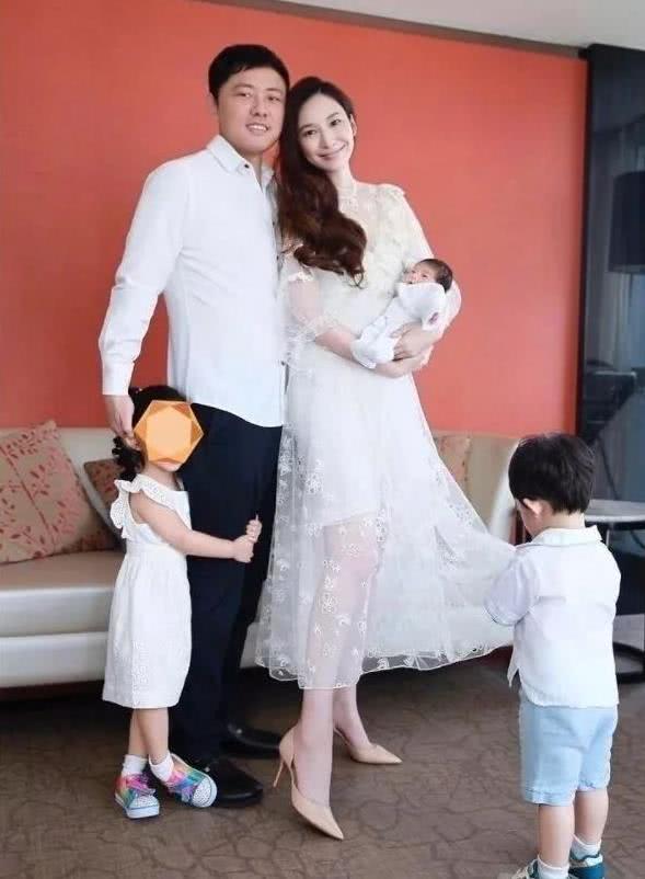 吴佩慈3亿豪宅被抵押再住酒店？她出席贵妇派对稳坐C位
