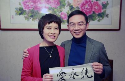 他曾是央视主持人，因没钱给妻子看病辞掉工作，今东山再起