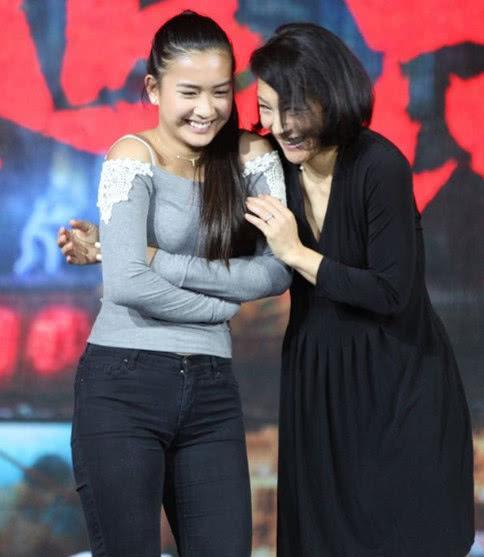 58岁陈冲近照，两个女儿长得比她还美，老公颜值一言难尽