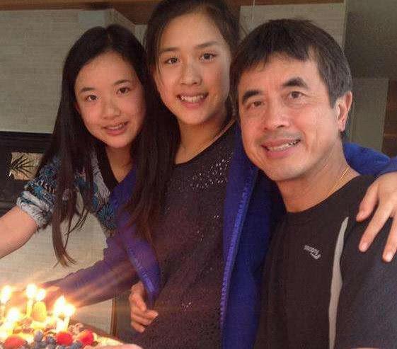 58岁陈冲近照，两个女儿长得比她还美，老公颜值一言难尽