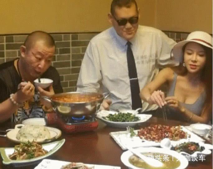 龚玥菲与男友聚会曝光，两人频频进行亲密动作，旁边的人很尴尬