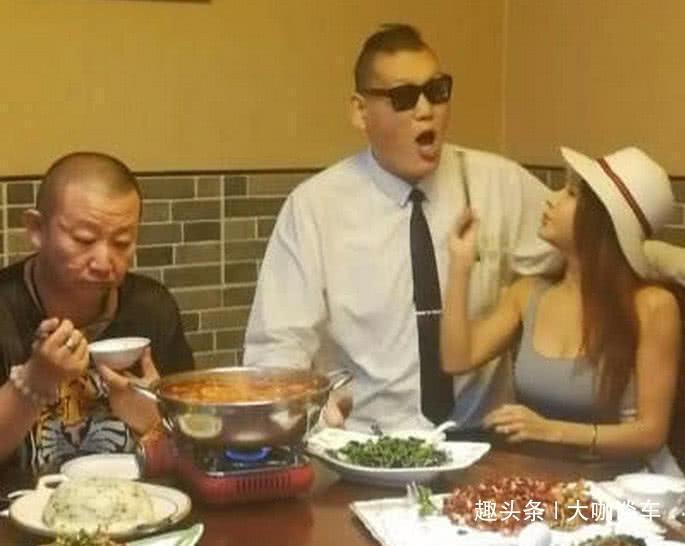 龚玥菲与男友聚会曝光，两人频频进行亲密动作，旁边的人很尴尬