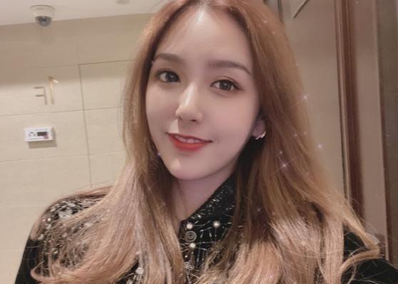 Rita晒新自拍美照，细心网友发现端倪：P都P不瘦了？