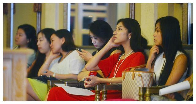 中国5大“富婆”，个个长相貌美，身价百亿，看完你还想努力吗？