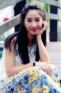 ​56岁关咏荷素颜照样是女神携手女儿逛街太温馨，14岁女儿颜值超高