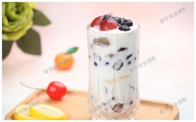 ​5分钟搞定一杯水果酸奶杯，营养美味两不误，大人小孩都爱喝！