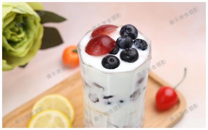 5分钟搞定一杯水果酸奶杯，营养美味两不误，大人小孩都爱喝！
