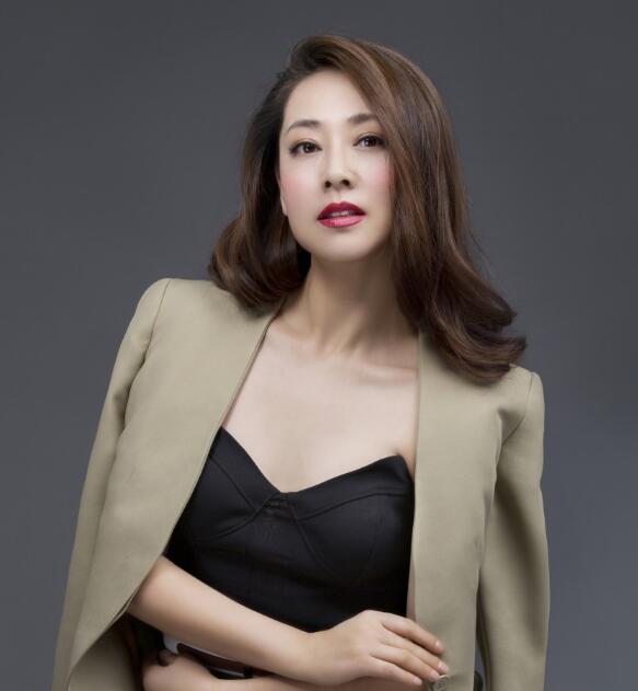 张茜生活近照：与丈夫相差十岁却一见倾心，45岁仍美得一塌糊涂