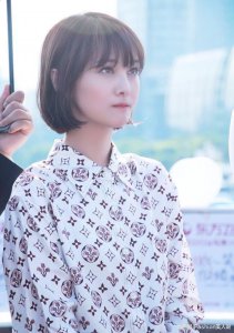 ​“小仙女”郑爽归来，留长发搭空气刘海，好久不见又变美了不少！
