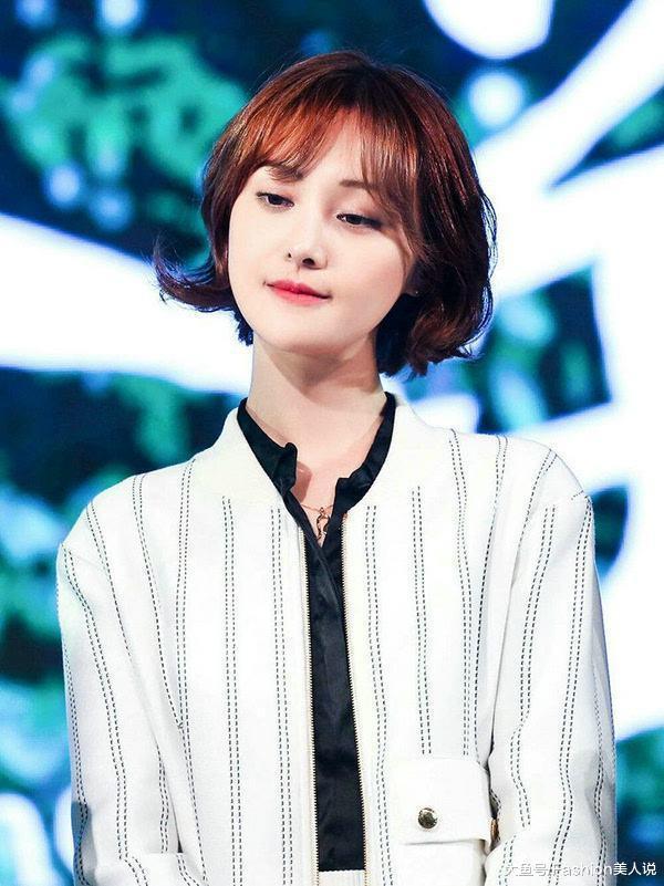 “小仙女”郑爽归来，留长发搭空气刘海，好久不见又变美了不少！