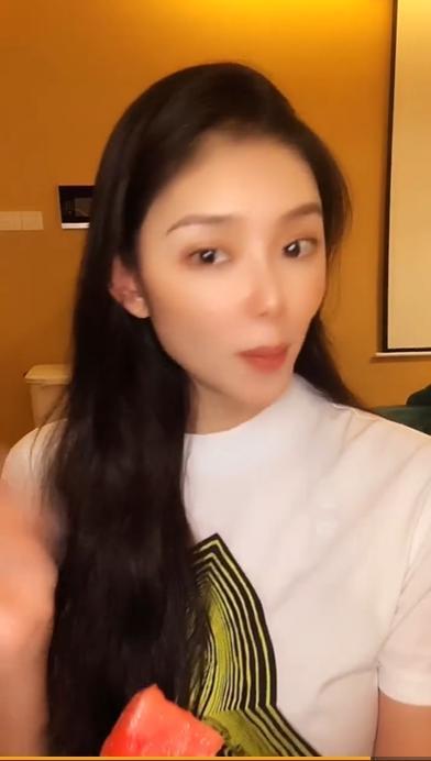 林丹“出轨门”女主再发声，上次发长文这次发视频，整容脸很吓人