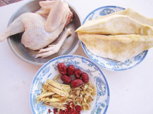榴莲炖鸡，用壳还是肉？40年粤菜大厨：很多人搞错了，难闻又难喝