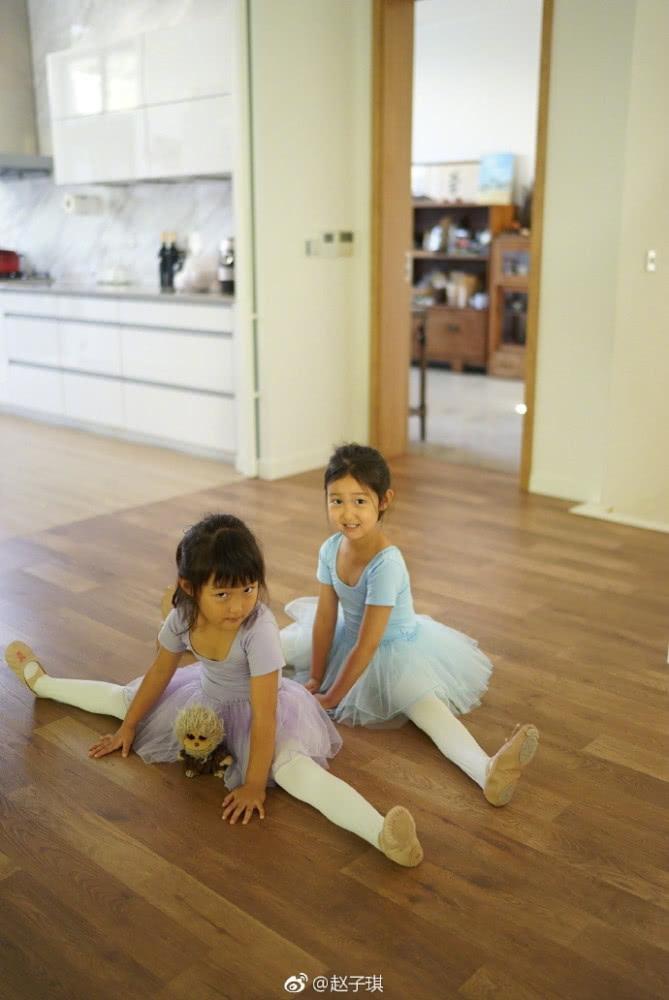 赵子琪俩女儿轻松一字马，越来越像双胞胎了，书法才艺样样在行