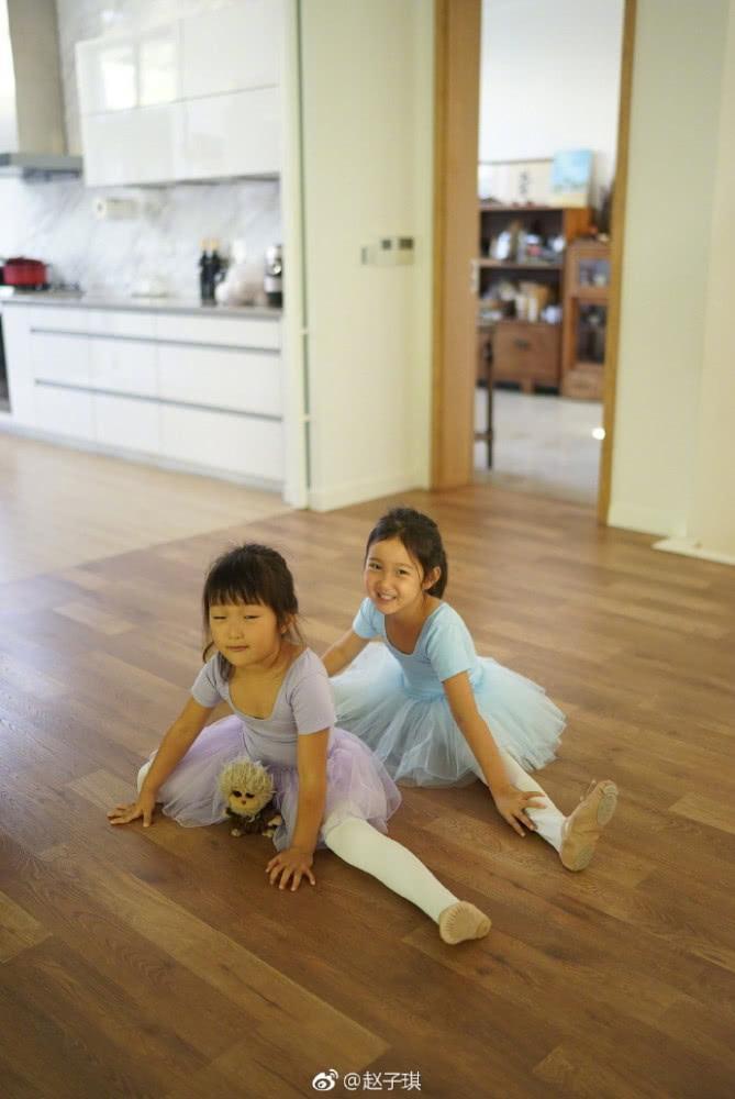赵子琪俩女儿轻松一字马，越来越像双胞胎了，书法才艺样样在行