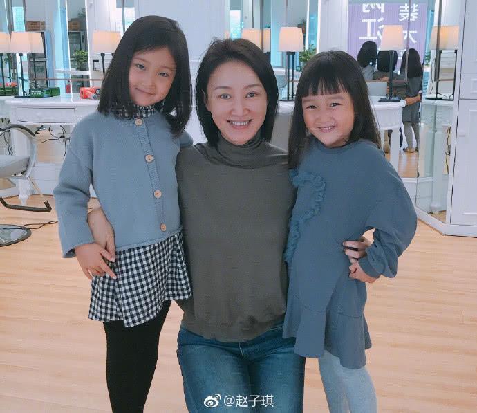 赵子琪俩女儿轻松一字马，越来越像双胞胎了，书法才艺样样在行