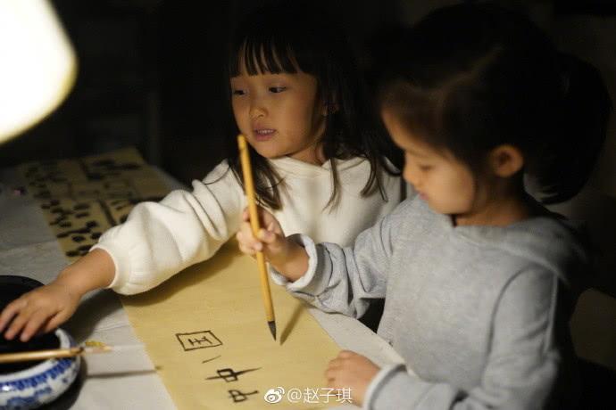 赵子琪俩女儿轻松一字马，越来越像双胞胎了，书法才艺样样在行