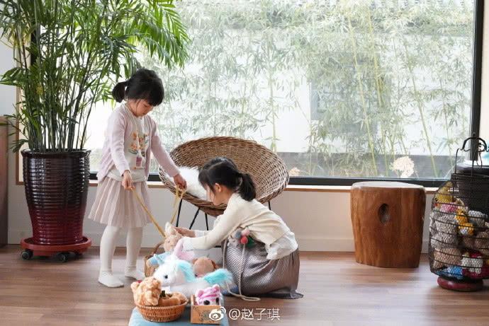 赵子琪俩女儿轻松一字马，越来越像双胞胎了，书法才艺样样在行