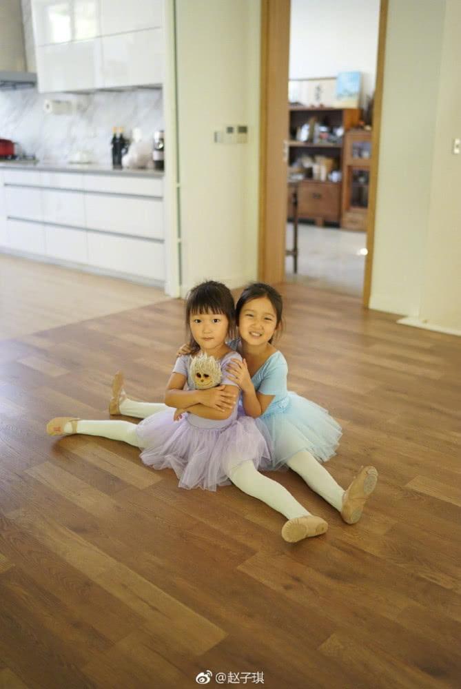 赵子琪俩女儿轻松一字马，越来越像双胞胎了，书法才艺样样在行