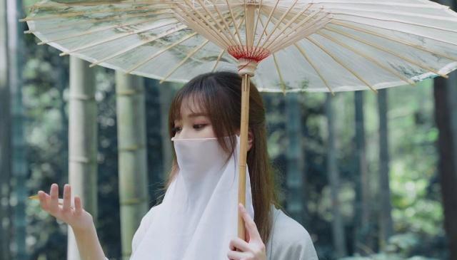 LPL女主持走红，RNG跟LGD队员出场，弹幕都在讨论她的腿