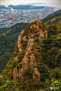 ​知名景区2名驴友攀岩坠落：1人重伤、1人无生命体征
