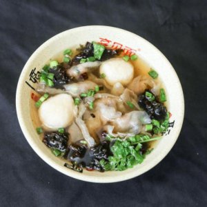 ​自制肉燕，皮薄馅大，香气四溢，非常爽口