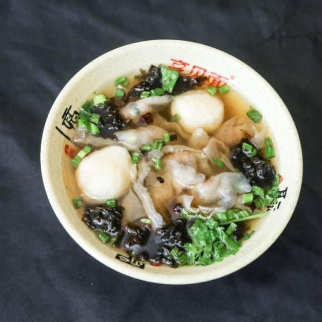 自制肉燕，皮薄馅大，香气四溢，非常爽口
