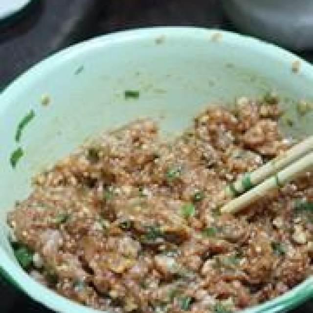 自制肉燕，皮薄馅大，香气四溢，非常爽口