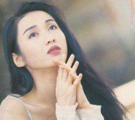 走红后嫁大15岁残疾老公，连生3女，今47成教科书般人物
