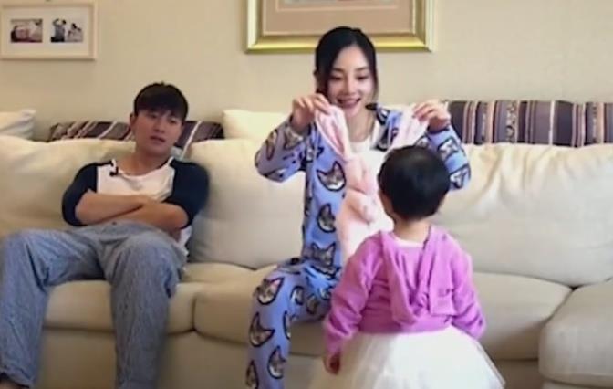 网曝李小璐怀二胎？挺孕肚探班贾乃亮，二人和好网友送祝福