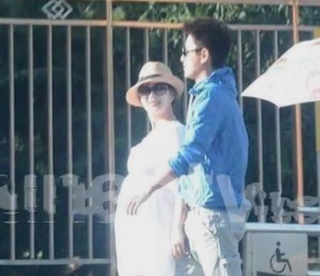 网曝李小璐怀二胎？挺孕肚探班贾乃亮，二人和好网友送祝福