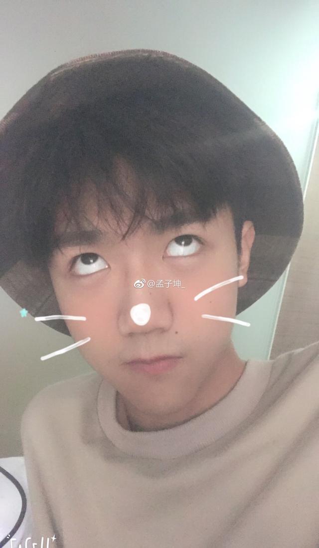 渔夫帽男生带也很萌很酷，不信你看明日之子的少年们