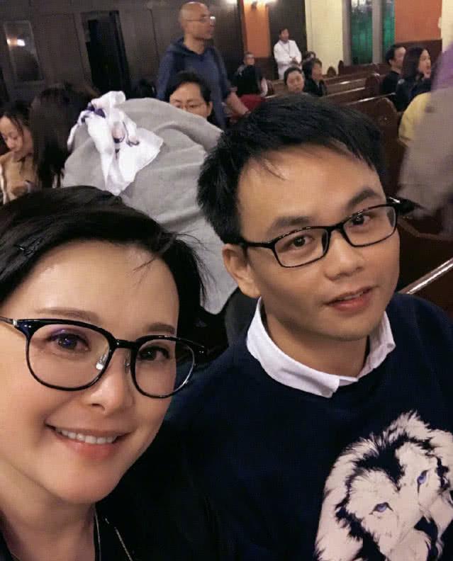 袁立三婚丈夫近照曝光，精心打扮后变帅气，网友：你老公不洗头？