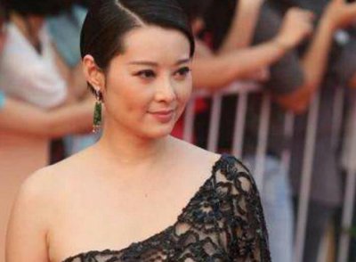 ​袁立三婚丈夫近照曝光，精心打扮后变帅气，网友：你老公不洗头？