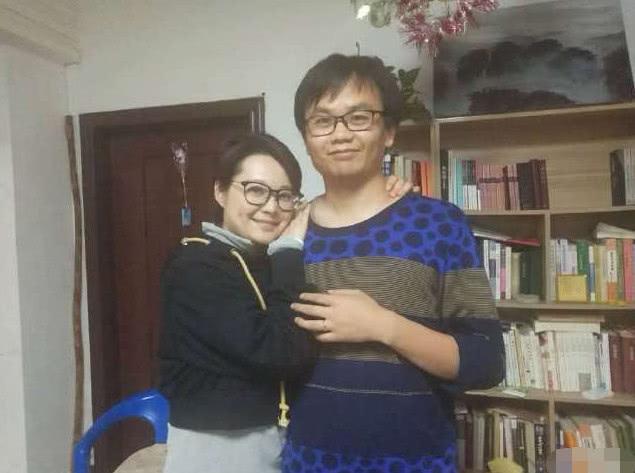 袁立三婚丈夫近照曝光，精心打扮后变帅气，网友：你老公不洗头？