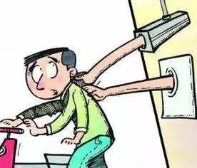 你别不信，这人偷一个电动车电瓶只需十秒！42岁男子去商场从不购物，只盯电动车！“技术”再高超，也逃不了被抓的命运……