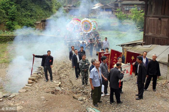 一头老牛去世，500多人赶来送葬，造墓立碑用茅台酒祭祀