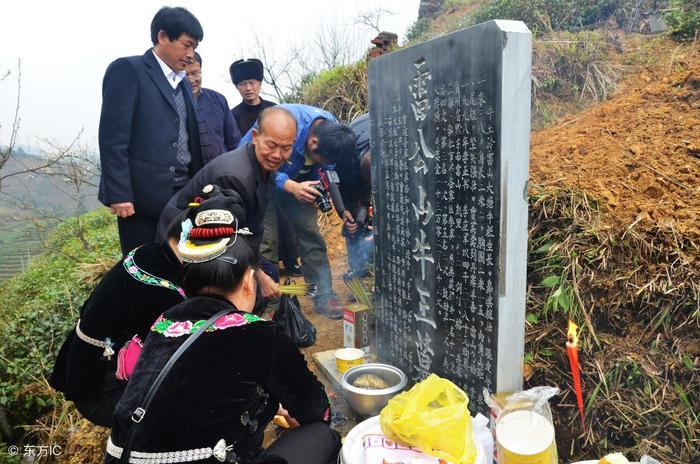 一头老牛去世，500多人赶来送葬，造墓立碑用茅台酒祭祀