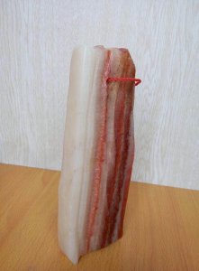 ​大叔藏一块像五花肉的石头，专家估价高达50万！
