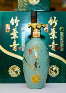 ​汾酒珍藏青瓷20年价格(珍藏青花汾酒30年53度价格)