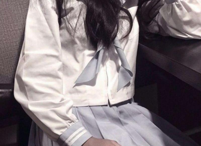 暗恋你的女生反常(内向女人暗恋你的反常行为)
