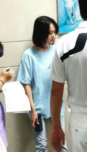 ​郑爽医院拍戏被偶遇休闲打扮清新十足，网友：恋爱中的女人最美