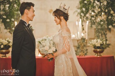 ​陈紫函婚礼曝光，二人古堡浪漫拥吻如童话