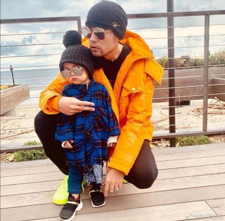 周杰伦儿子正面曝光！五官精致混血特征遮不住，继承妈妈好基因