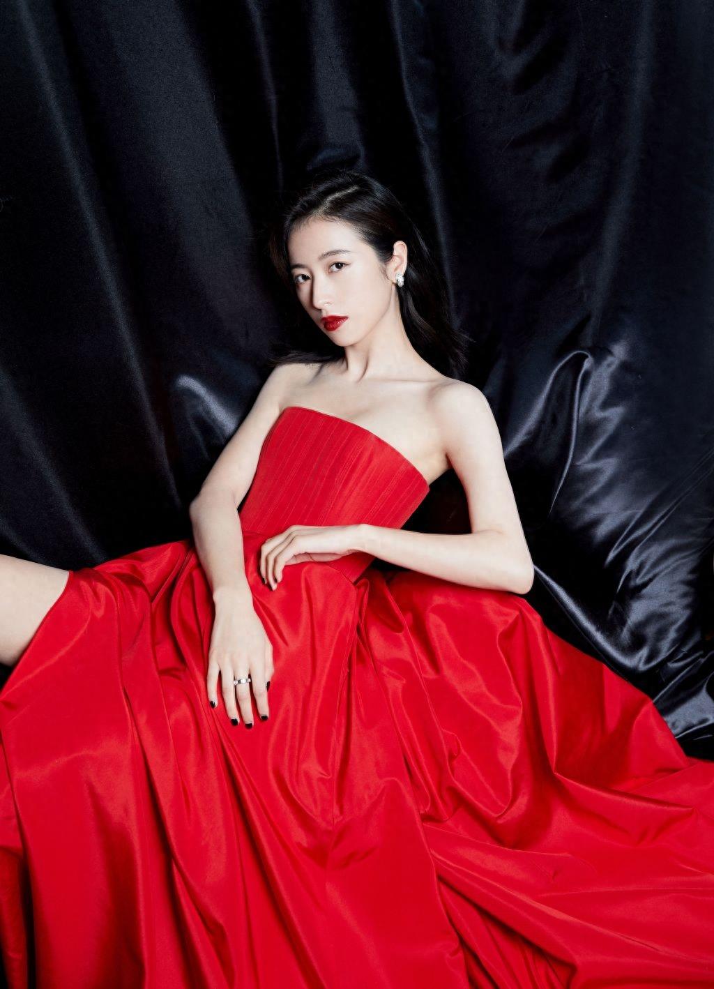 周雨彤：谁家的姑娘，长得这么漂亮，长裙曼舞惹人醉