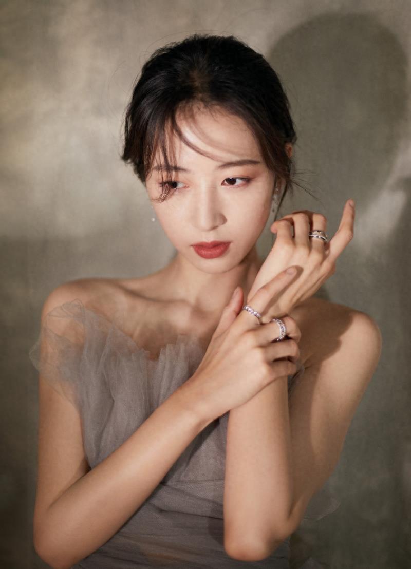 周雨彤：谁家的姑娘，长得这么漂亮，长裙曼舞惹人醉