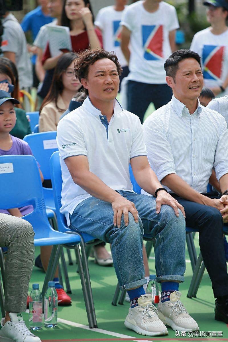 陈奕迅打扮休闲打网球发际线抢镜，全程表情浮夸毫无偶像包袱