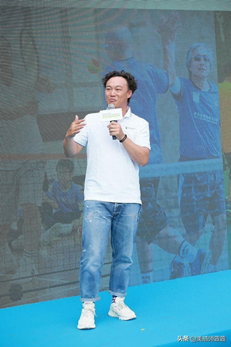 陈奕迅打扮休闲打网球发际线抢镜，全程表情浮夸毫无偶像包袱