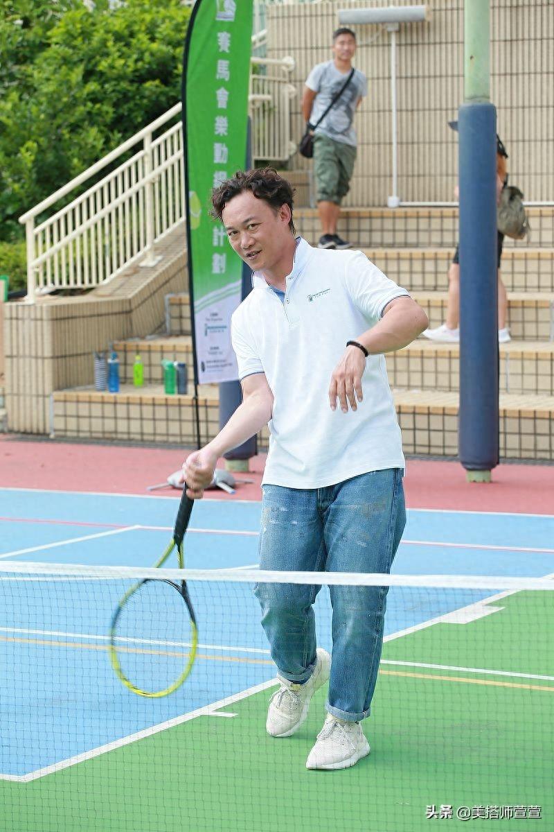 陈奕迅打扮休闲打网球发际线抢镜，全程表情浮夸毫无偶像包袱