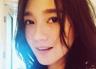 ​朱丹晒长发披肩，除了宋柯，胡歌外真的和周一围这么恩爱？
